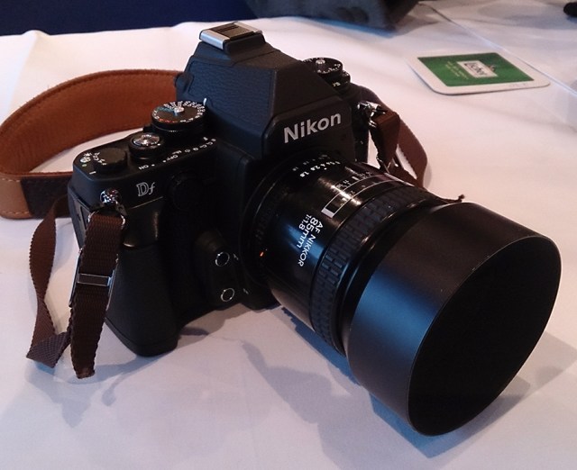 Wie man sehen kann, sind wir keine Leica-Dogmatiker, sondern genießen die Fotografie auch mit anderen Marken. ;)