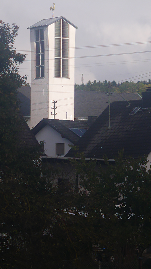 Der Kirchturm im Dorf, in dem ich aufgewachsen bin.