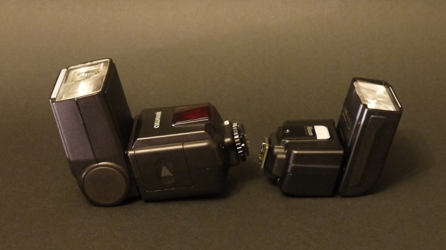 Der Nissin i40 im Vergleich mit dem "normal-goßen" Cullmann D4500-N.