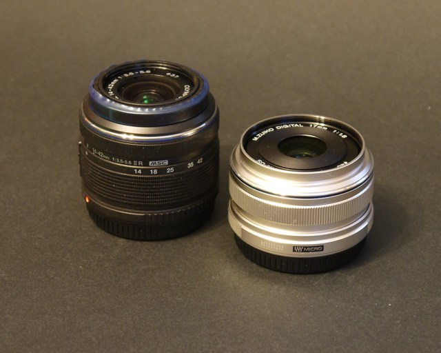 Größenvergleich 14-42 Kit-Objektiv und Zuiko 1.8/17