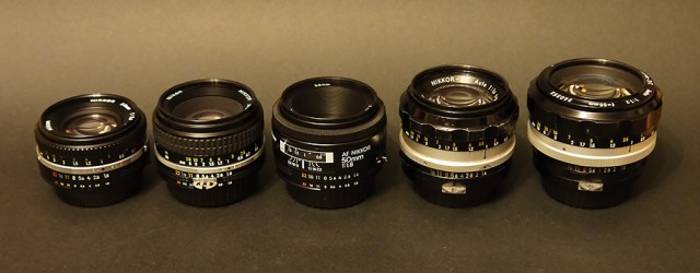 (v.l.n.r.: Nikkor AI-S 1.8/50 "Pancake", Nikkor AI-S 1.8/50, Nikkor AF 1.8/50, Nikkor-S.C 1.4/50 und Nikkor-S.C 1.2/55 - der Größe nach aufgestellt)