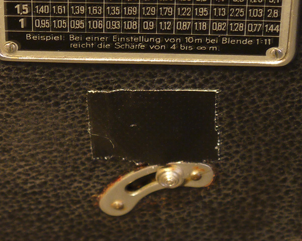 Bei der Reflekta Junior lässt sich das Fenster mit einem Schieber verschließen. Um sicher zu sein, habe ich aber zusätzlich noch abgeklebt.