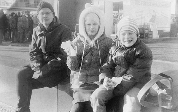 Meine Familie mit leckeren Fischbrötchen auf einem Hafenfest in Eckernförde.