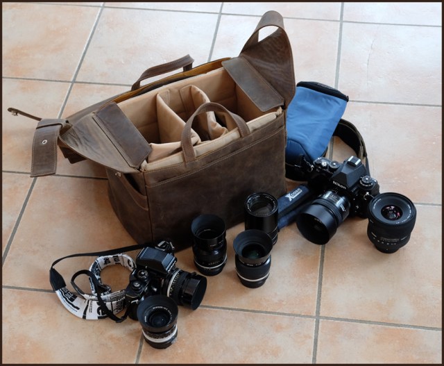 Und das passt, wenn man möchte, alles hinein: Nikon Df, Nikon F3, Sigma EX 2.8-4.0/17-35, Nikkor-N.C 2.8/24, Nikkor AI 1.4/35, Nikkor AI 1.4/50, Nikkor AF 1.8/85D, Nikkor K 2.5/105, Leica Elmar-R 4/180 (F), kleine Tasche für Speicherkarten, größere Tasche für Akkus, Filme, Filter usw. - und wenn man geschickt packt, passt sogar noch ein Tamron SP 2.8/90 Macro dazu.